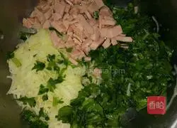 Illustration of how to make ham, vegetable and egg pancakes 1