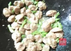 Illustration of how to make fried beef patties with green peppers 4