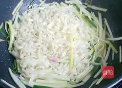 Illustration of how to make soy sauce fried noodles 7