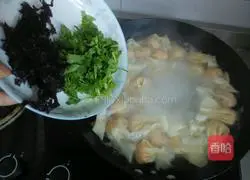 Illustration of how to make carrot and meat wontons 10