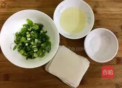 Illustration of how to make wonton skin scallion pancakes 1