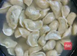 Illustration of how to make leek, egg and shrimp dumplings 17