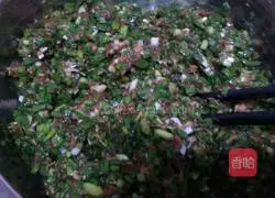 Illustration of how to make dumplings stuffed with pork and chives 4