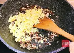 Illustration of how to make scallop and egg fried rice 14
