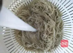 Vegetarian three fillings (leeks Illustration of how to make big steamed buns with vermicelli eggs) 2