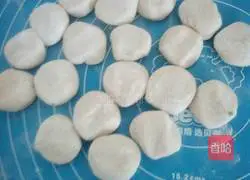 Illustration of how to make leek and meat dumplings 8