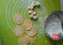 Illustration of how to make homemade pumpkin dumpling wrappers 6