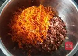 Illustration of how to make beef and carrot dumplings 8