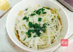 Illustration of how to make garlic mung bean sprout noodles 6