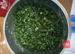 Illustration of how to make leek and meat dumplings 1