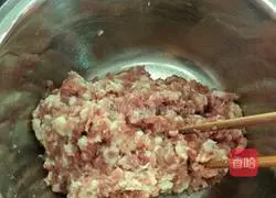 Illustration of how to make pork, celery and mushroom buns 1