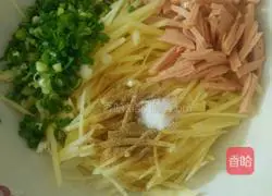 Illustration of how to make shredded potato egg pancakes 3