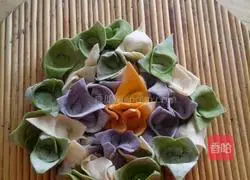 Illustration of how to make colorful wontons 6