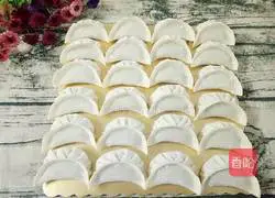 Illustration of how to make leek and meat dumplings 2