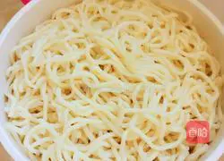 Illustration of how to make fried noodles with hot pepper and ham 2