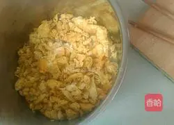 Illustration of how to make egg and leek stuffed dumplings 4