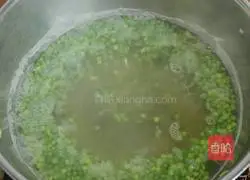 Illustration of how to make dumplings stuffed with pork and sophora flower stuffing 3