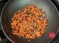 Carrot Illustration of how to make fried rice with fungus and egg 9