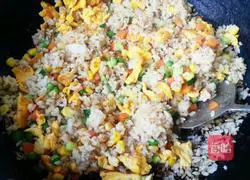 Illustration of how to make three-color egg fried rice 11