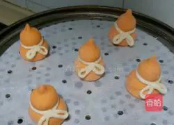 Illustration of how to make small gourd pumpkin steamed buns 16