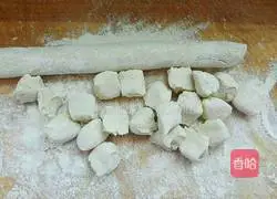 Illustration of how to make beef and green onion dumplings 7