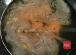 Illustration of how to make tomato, egg and prawn noodles 3