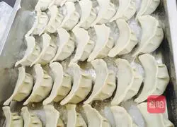 Illustration of how to make dumplings stuffed with pork and chives 8