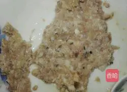 Illustration of how to make fried noodles with diced luncheon meat 2