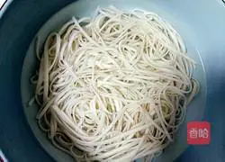 Fried noodles with shredded pork for breakfast Illustration of how to do it 1