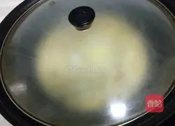 Illustration of how to make scrambled eggs with bean dregs 5