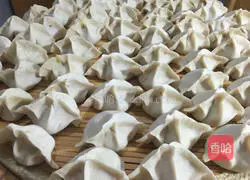 Illustration of how to make three fresh stuffed dumplings 7