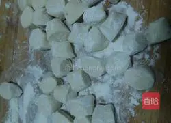 Illustration of how to make fresh meat and water chestnut dumplings 11