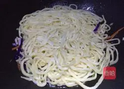 Stir-fry Illustration of how to make noodles 8