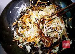 Illustration of how to make vegetarian three-silk fried noodles 16