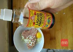 Illustration of how to make lotus root meat pie 4