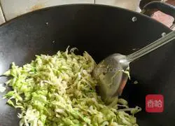 Illustration of how to make fried noodles with cabbage 2