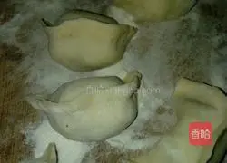 Illustration of how to make leek and fungus dumplings 5