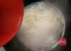  Illustration of how to make spicy sauce noodles 5