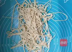 Illustration of how to make strips (mixed noodles) 13