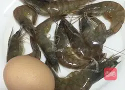 Illustration of how to make fresh shrimp cakes 1