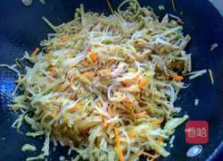 Illustration of how to make braised bean sprouts and shredded pork cakes 13