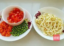Illustration of how to make noodles with oyster sauce and tomato sauce 1