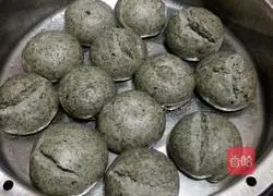 Illustration of how to make homemade sesame steamed buns...6