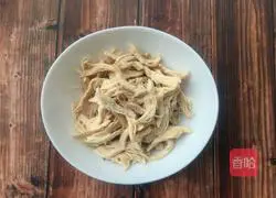 Illustration of how to make cold shredded chicken noodles 6