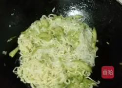 Illustration of how to make fried noodles with shredded eggplant 8