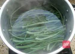 Illustration of how to make dragon bean and pork dumplings 1