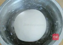 Illustration of how to make dumplings stuffed with carrots and fungus 2