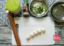 Illustration of how to make scallion pancakes 2
