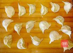 Illustration of how to make cabbage and fungus dumplings 10