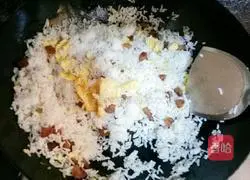 Illustration of how to make sausage and egg fried rice 5